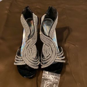 Delicacy Black Glam Pumps Size 10/ great condition